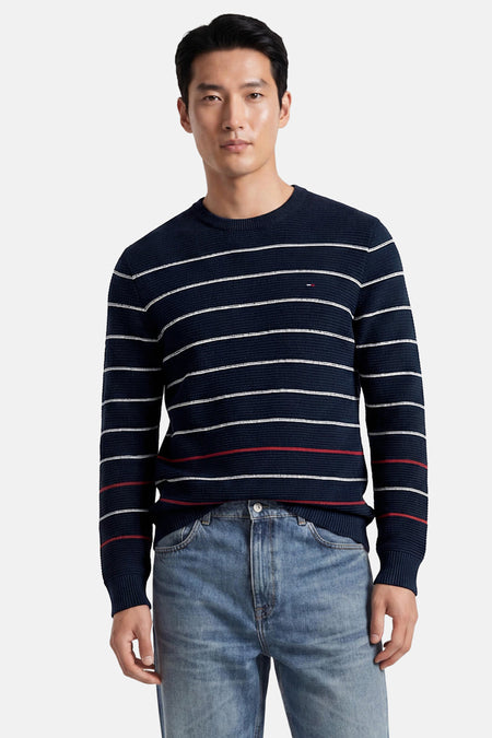 Blauwe ronde hals trui met witte en rode strepen van TOMMY JEANS, gedragen met blauwe jeans, front view
