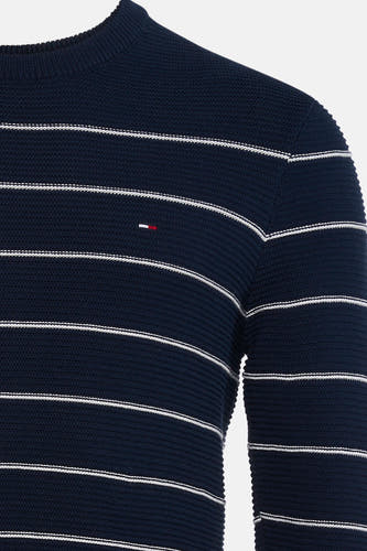 Donkerblauwe ronde hals trui met witte strepen van TOMMY JEANS, ribstructuur, detail op borst, close-up voorzijde