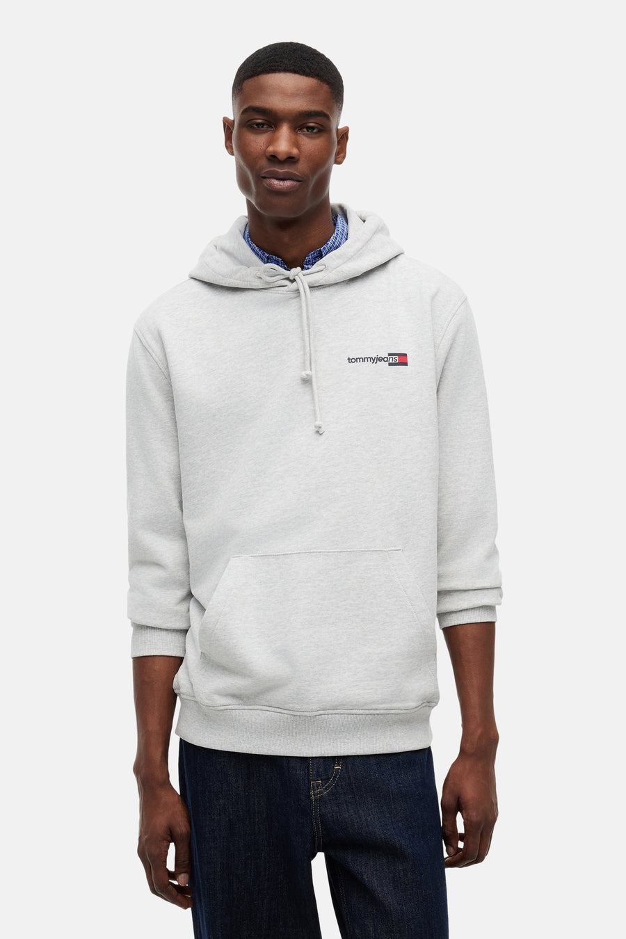 Sweat-shirt à capuche gris de TOMMY JEANS, avec cordons de serrage et petit logo sur la poitrine.