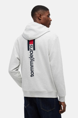 Sweatshirt à capuche gris de TOMMY JEANS, avec une rayure verticale rouge-marine et le logo 'tommyjeans' dans le dos.