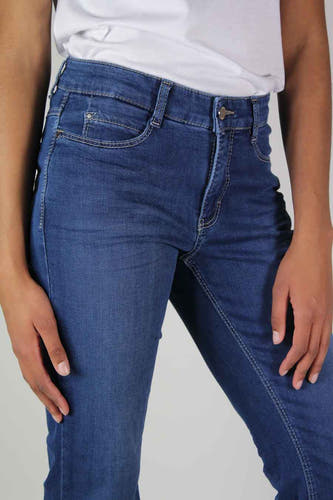 Jean droit en denim bleu marine de MAC, avec une couleur unie et des boutons.