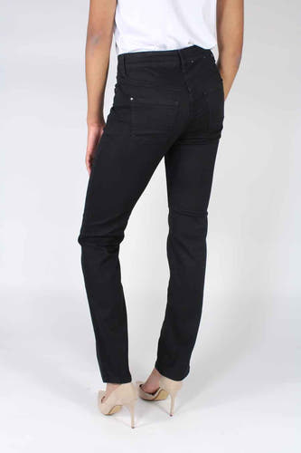 Zwarte straight jeans van MAC, achterkant, gedragen met een wit shirt en beige pumps.
