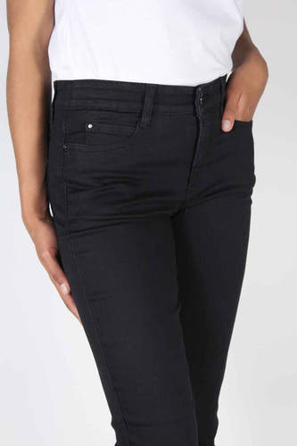 Jean droit noir en denim de MAC, avec la main dans la poche et une chemise blanche.