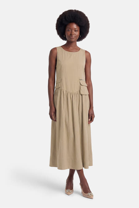 Beige mouwloos jurkje van ADORE met zakken en geruchte rok, gedragen met strassbespikkelde hoge hakken, front view