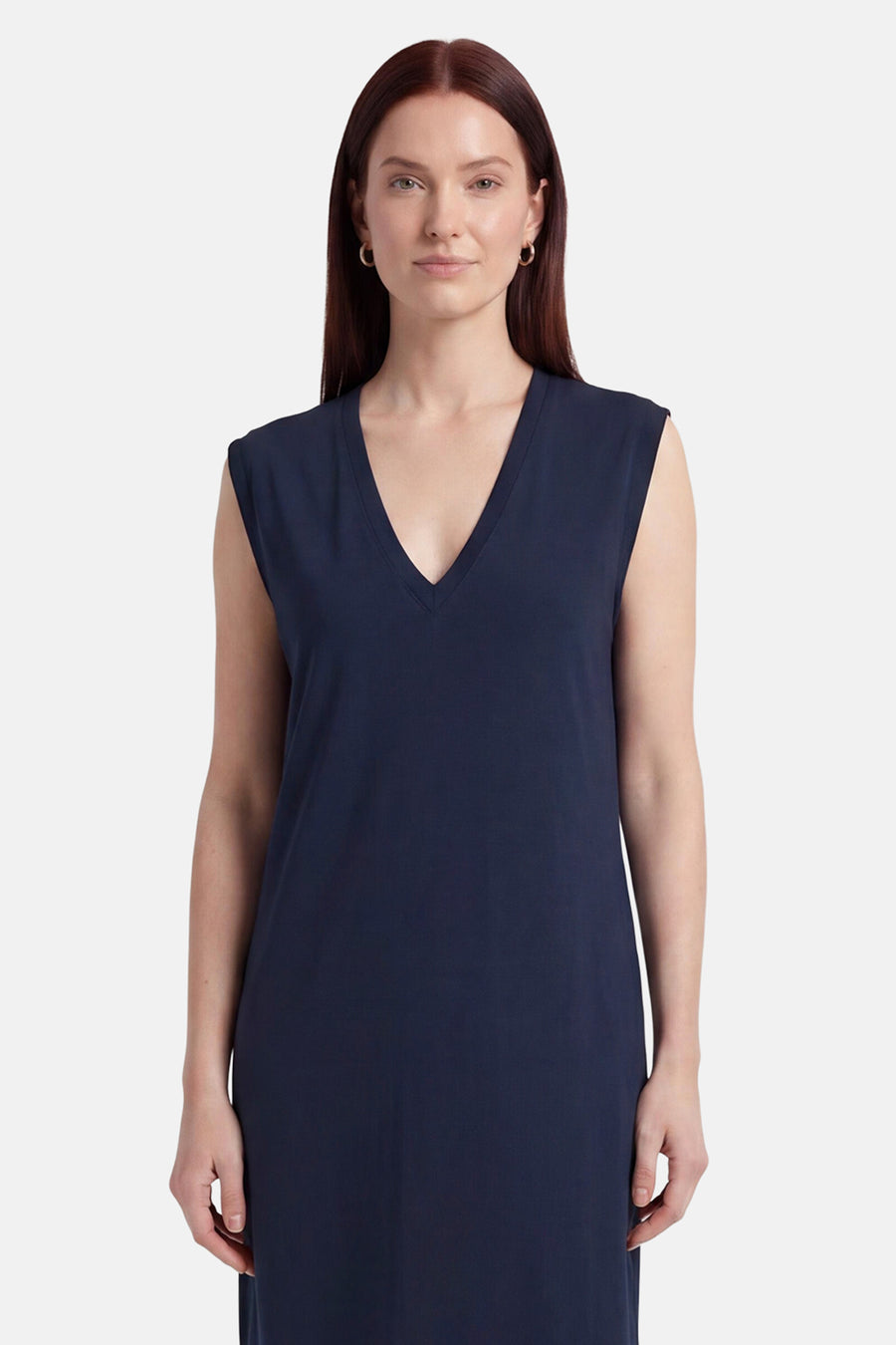 Donkerblauw mouwloos kleedje van ADORE met V-hals en gladde stof, front view model met oorbellen