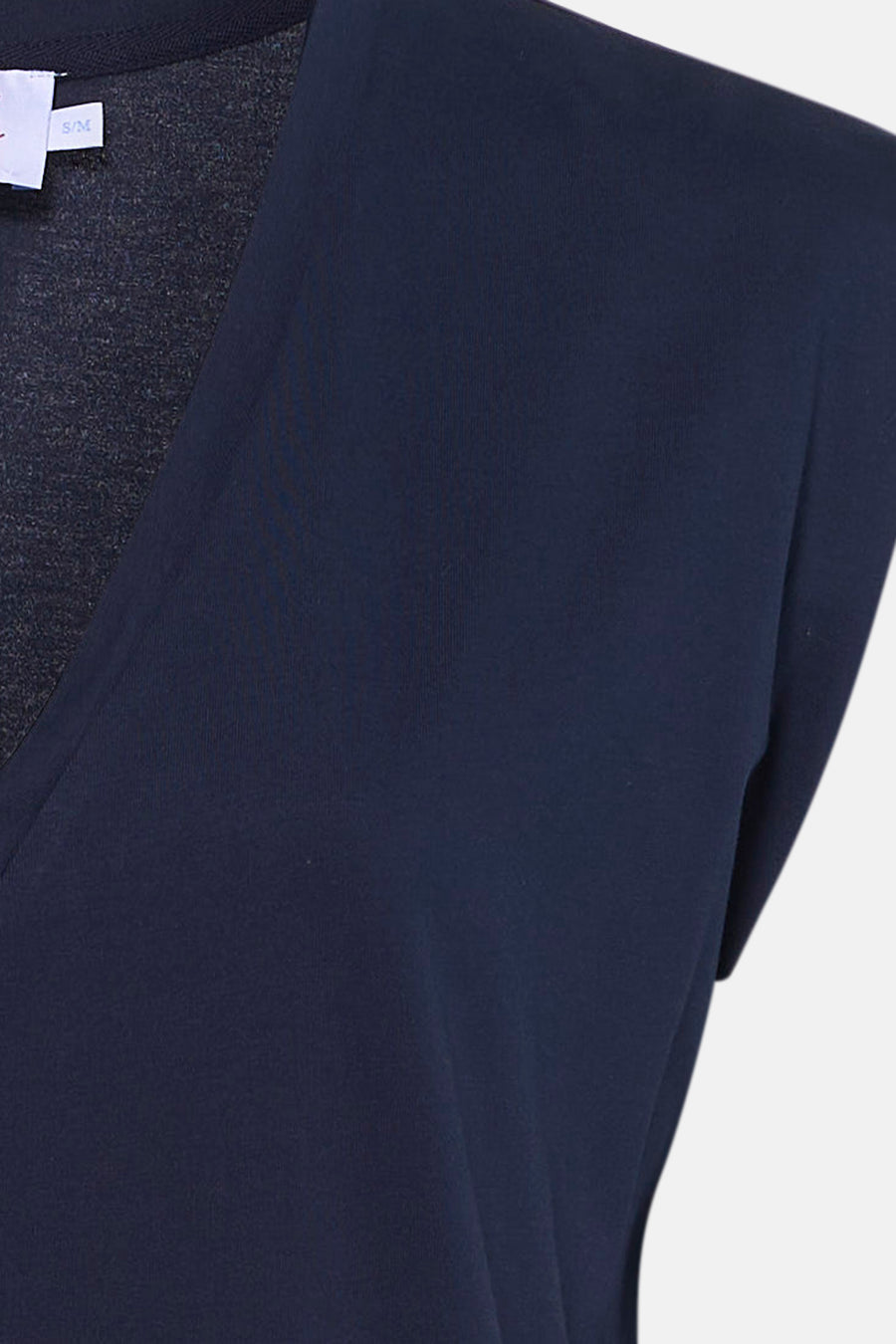Donkerblauw mouwloos kleedje van ADORE, close-up van de V-hals en gladde stof, zichtbare label binnenin