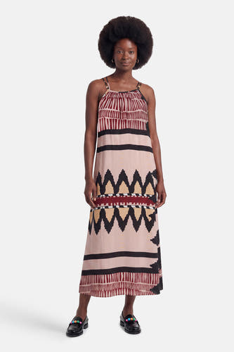 Multicolor mouwloos kleedje van ADORE met geometrische print, ruches en dunne bandjes, gedragen met zwarte loafers met kleurrijke pompons.