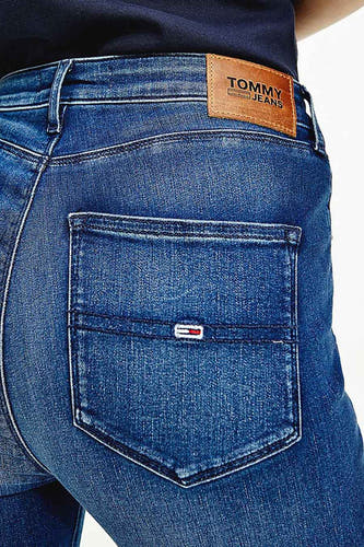 Donkerblauwe skinny jeans van TOMMY JEANS, met achterzak en leren merklabel op de tailleband.