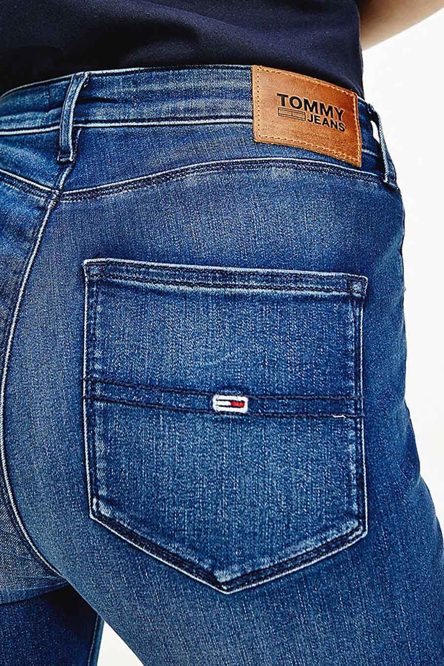 Donkerblauwe skinny jeans van TOMMY JEANS, met achterzak en leren merklabel op de tailleband.