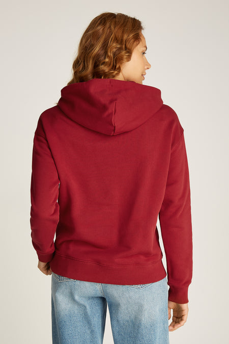 Pull-over rouge avec capuche de TOMMY JEANS, dos, porté avec des jeans.