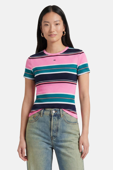 Multicolor gestreepte korte mouw T-shirt van TOMMY JEANS, met roze, turquoise en marineblauwe strepen, ronde hals en klein logo op borst, gedragen met geverfde jeans, front view
