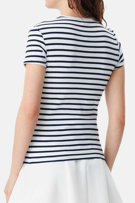 Blauw-wit gestreept T-shirt met korte mouwen van TOMMY JEANS, gecombineerd met een witte rok.