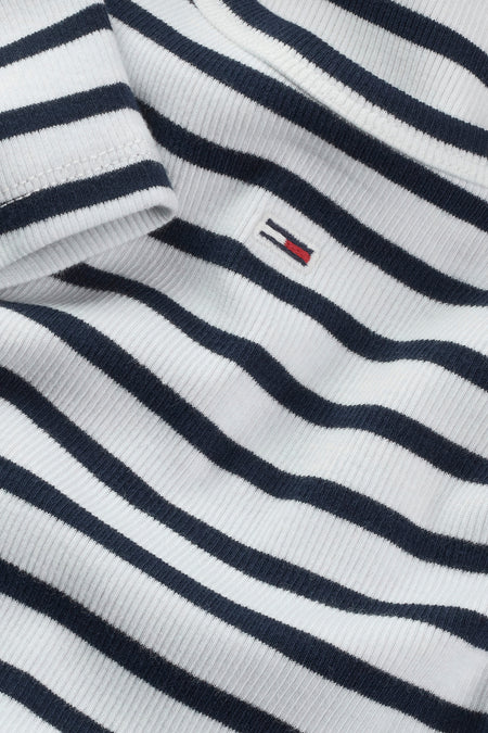 T-shirt bleu à manches courtes de TOMMY JEANS, avec un motif rayé et un petit logo.