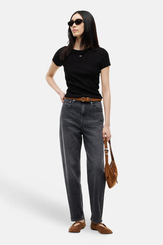 Zwart korte mouwen T-shirt van TOMMY JEANS, strak model met klein logo, gedragen met donkere jeans en bruine accessoires, front view