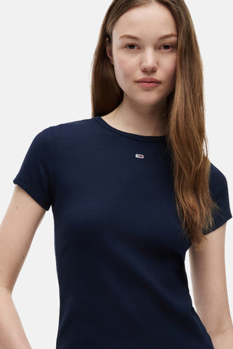 T-shirt bleu côtelé de TOMMY JEANS avec petit logo rouge-blanc-bleu sur la poitrine.