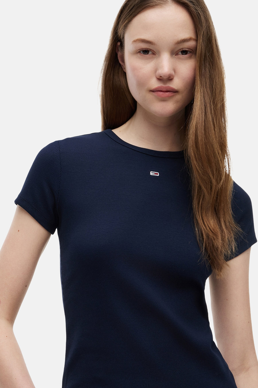 T-shirt bleu côtelé de TOMMY JEANS avec petit logo rouge-blanc-bleu sur la poitrine.