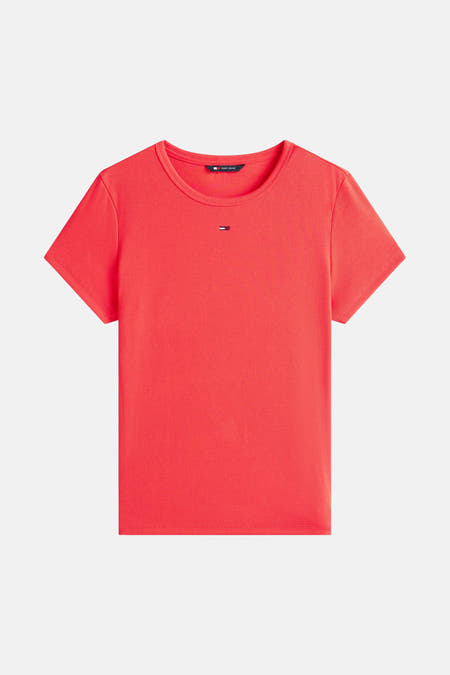 T-shirt rouge à manches courtes de Tommy Jeans, avec une fine structure en côtes et un petit logo sur la poitrine.