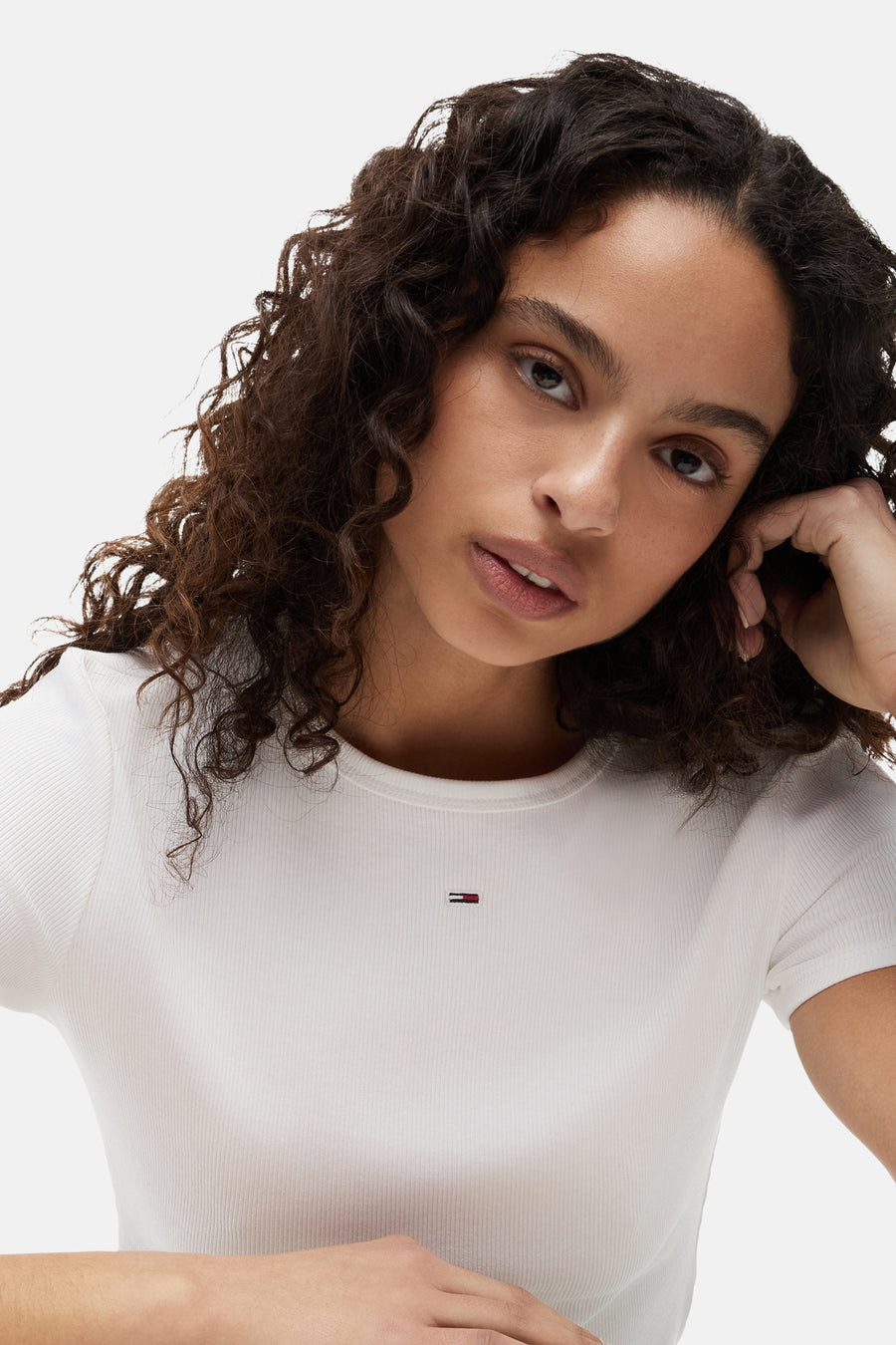 T-shirt blanc côtelé TOMMY JEANS avec petit logo drapeau sur la poitrine.