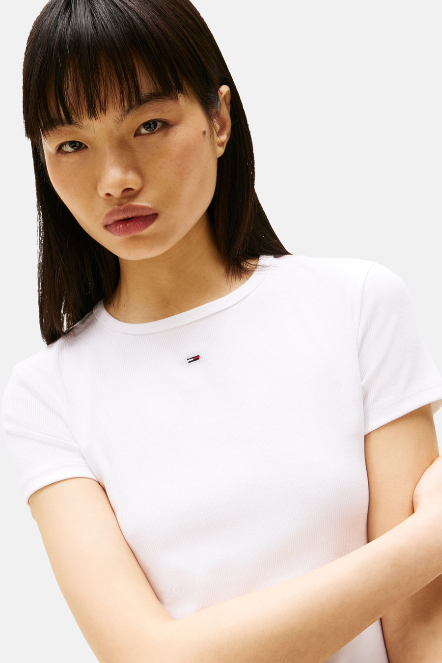 T-shirt blanc côtelé de TOMMY JEANS, avec petit logo brodé sur la poitrine.