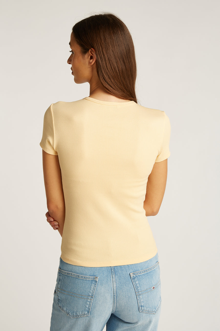 T-shirt jaune à manches courtes de TOMMY JEANS, dos, associé à un jean.