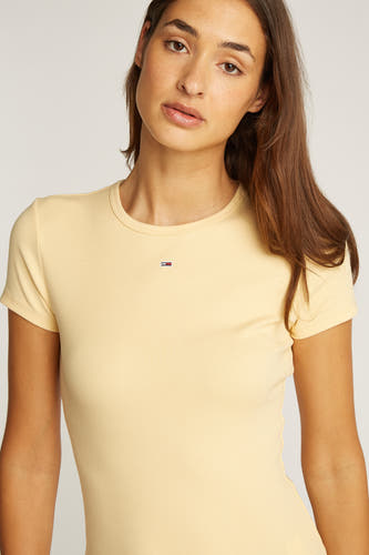 T-shirt jaune à manches courtes de Tommy Jeans, avec une texture côtelée.