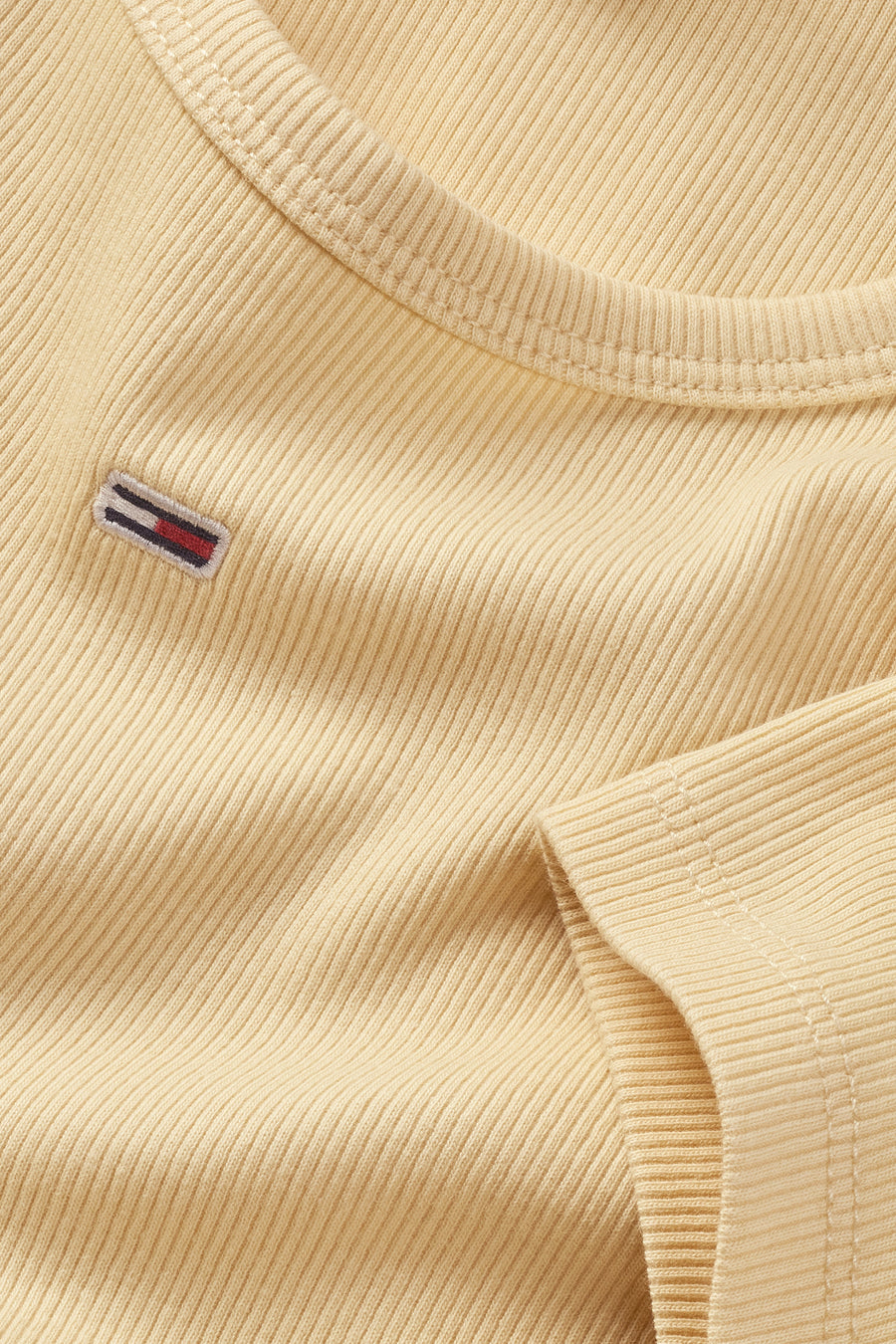 T-shirt jaune à manches courtes de TOMMY JEANS, texture côtelée et petit détail de logo.