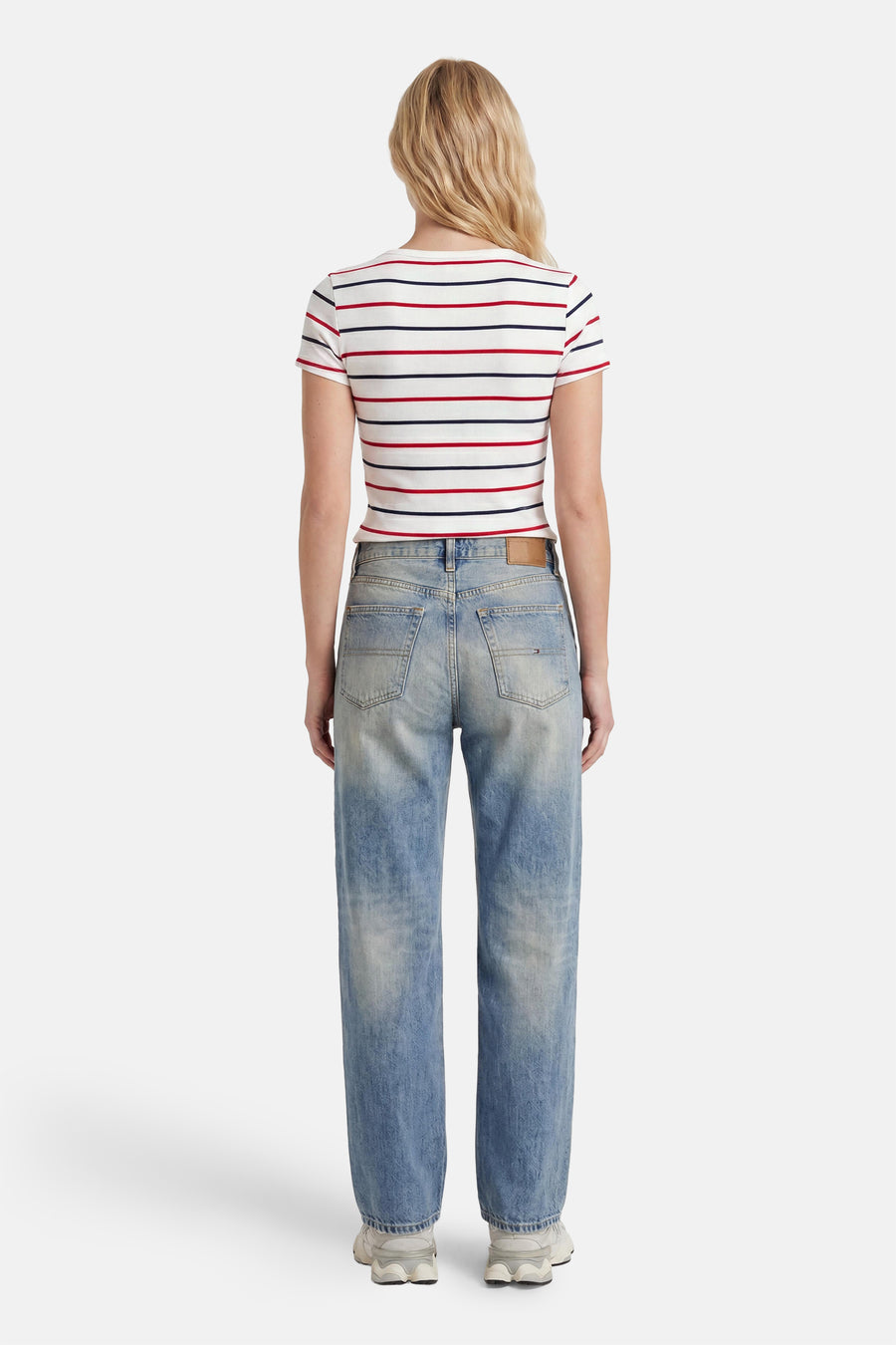 Multicolor gestreepte korte mouwen T-shirt van TOMMY JEANS, achterzijde weergegeven, wit met rode en blauwe strepen, gedragen met lichtblauwe jeans en sneakers