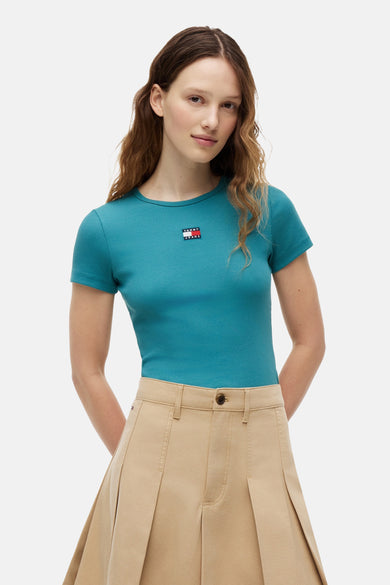 T-shirt côtelé vert de TOMMY JEANS avec col rond, manches courtes et petit logo sur la poitrine.