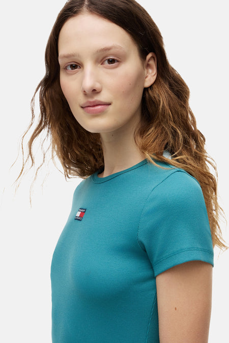 Groen geribbeld T-shirt van TOMMY JEANS met ronde hals, korte mouwen en klein logo op de borst.