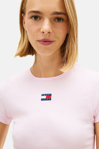 T-shirt rose à manches courtes de TOMMY JEANS, texture côtelée et petit logo sur la poitrine.