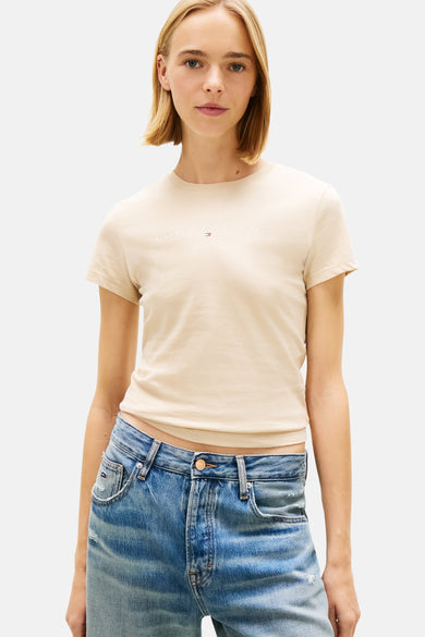 T-shirt beige de TOMMY JEANS, à manches courtes et avec un imprimé discret sur la poitrine.