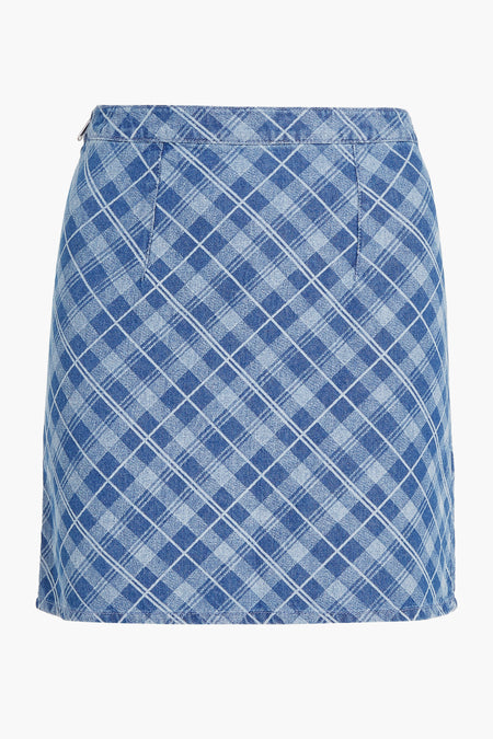Jupe courte bleue de TOMMY JEANS avec motif à carreaux diagonaux, fermeture éclair latérale et texture denim légère.