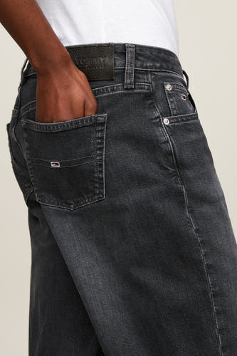 Donkergrijze rechte jeans van denim van TOMMY JEANS, met merklogo op de achterzak en hand in de achterzak.