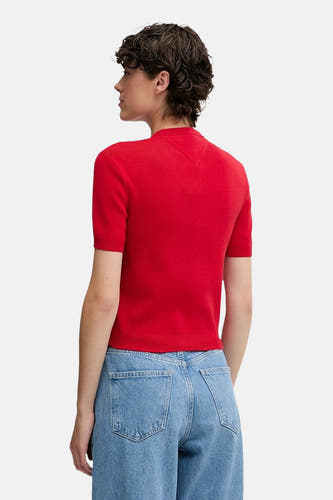 T-shirt rouge avec col rond de TOMMY JEANS, vue arrière, porté avec un jean bleu.