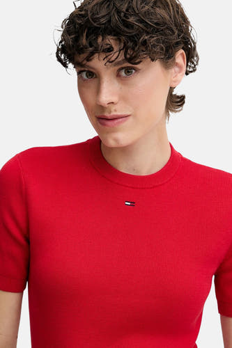 T-shirt rouge avec col rond de TOMMY JEANS, tricoté côtelé, manches courtes et un petit logo de marque sur la poitrine.