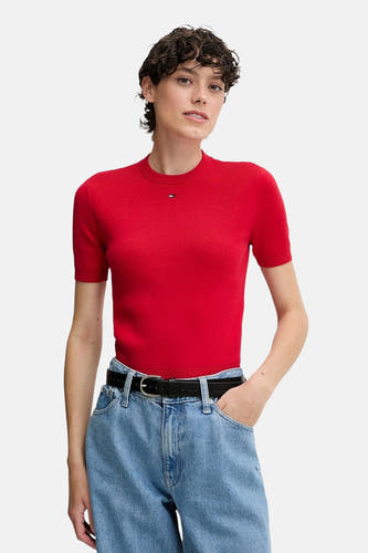 T-shirt rouge avec col rond de TOMMY JEANS, porté avec un jean bleu et une ceinture noire.