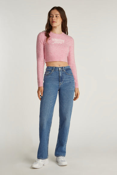Slim jeans in medium blauw denim van Tommy Jeans, met een normale taille en witte sneakers.
