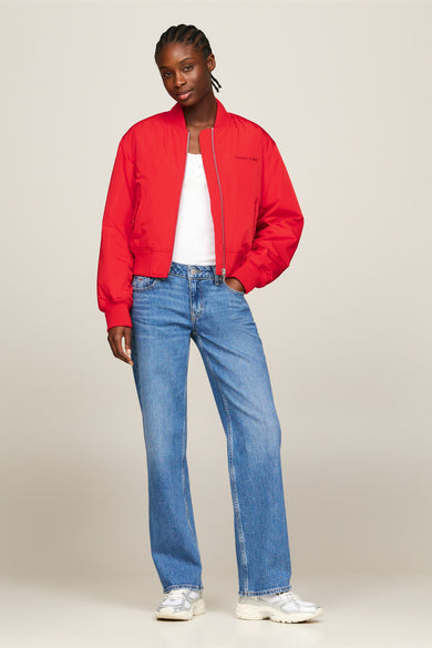 Veste courte rouge de Tommy Jeans, avec une capuche et un logo sur le dos.