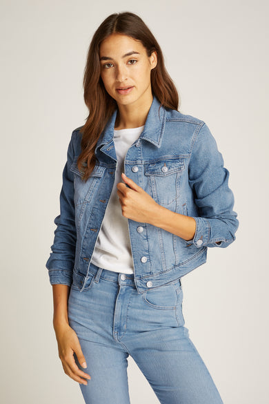 Veste en denim bleu clair de TOMMY JEANS, vue de l'arrière, portée avec des jeans et un logo de marque subtil.