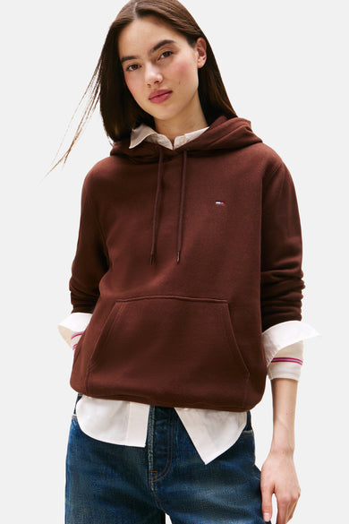Pull-over marron avec col rond de TOMMY JEANS, avec capuche, associé à une chemise blanche et un jeans bleu.