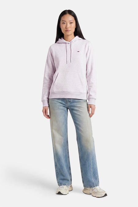Grijze hoodie met capuchon en zak van TOMMY JEANS, met klein logo, gedragen met lichte jeans en sneakers, front view
