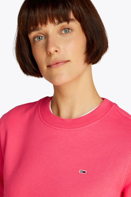 Gilet rose de TOMMY JEANS, avec une encolure ronde et un petit logo rectangulaire sur la poitrine.