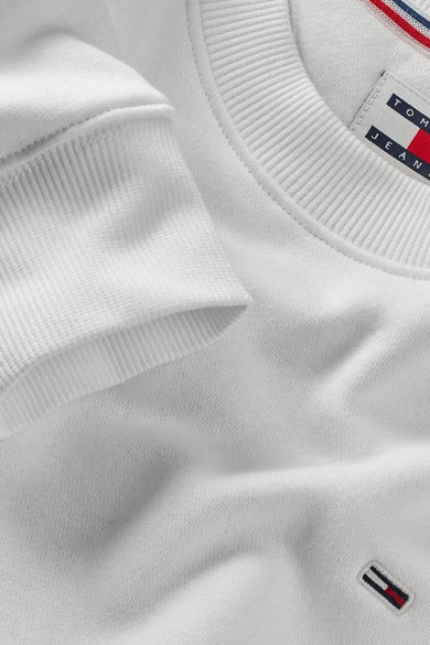 Pull blanc à col rond de TOMMY JEANS avec bord-côte, petit logo sur la poitrine et détails d'étiquette colorés