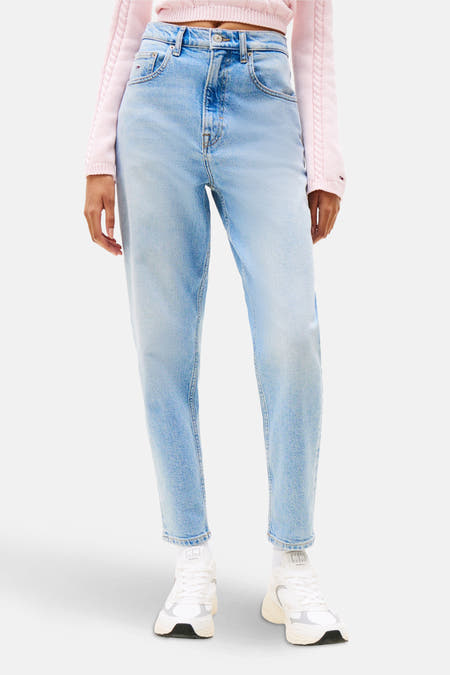Jean mom bleu clair en denim de TOMMY JEANS, avec une fermeture éclair invisible.