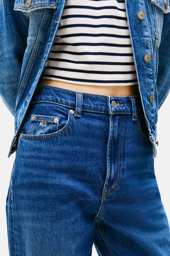 Jean bleu marine droit de Tommy Jeans, avec une coupe courte, associé à une chemise rayée et un blouson en denim.