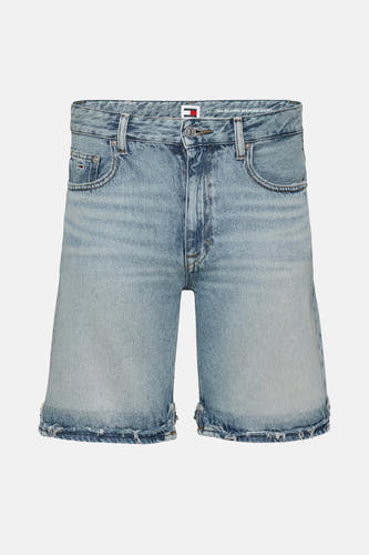 Short en denim bleu clair de TOMMY JEANS, avec des bords frangés et des poches arrière.