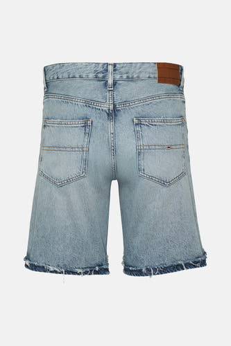 Lichtblauwe denim short van TOMMY JEANS, met gerafelde randen en achterzakken.