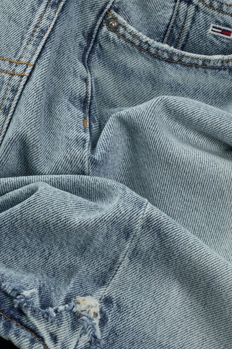 Close-up van een gebleekte blauwe jeans met een gat.