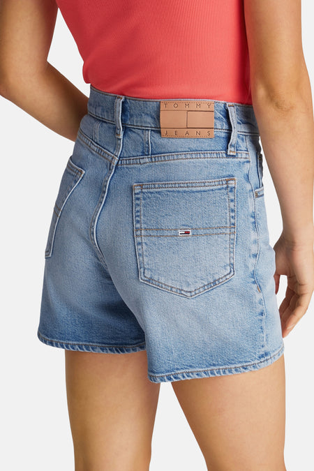 Short de denim bleu clair TOMMY Tommy JE, avec un patch logo sur la ceinture et l'arrière.