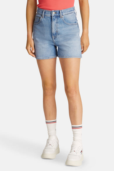 Short en denim bleu clair de TOMMY JEANS, stylé avec des chaussettes blanches et des baskets.